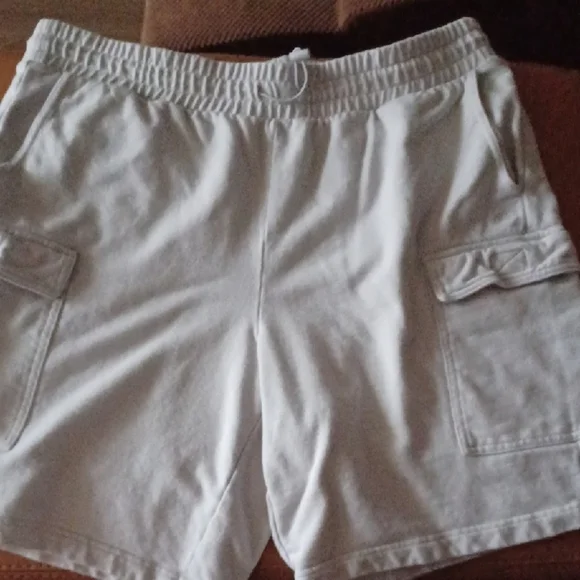-- Off White Cargo Shorts - Picture 4 of 9
